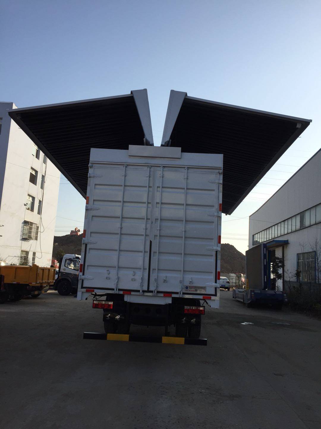 4.2米厢式货车带飞翼门 4.2米飞翼车厢多少钱