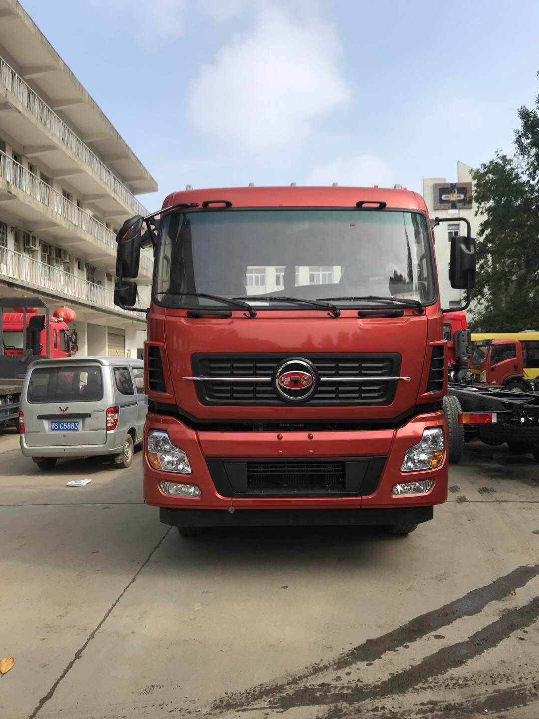 一拖福德牌后八轮小挖机平板运输车