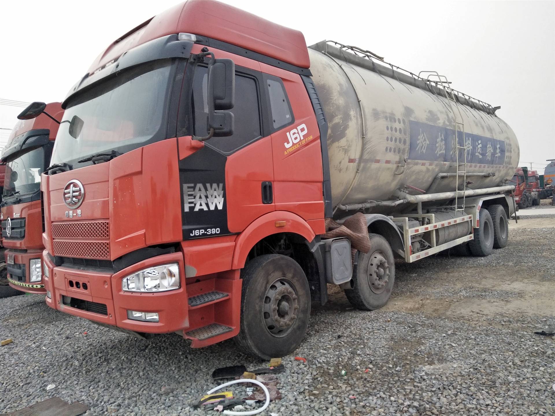 重庆前四后八散装水泥罐车供应