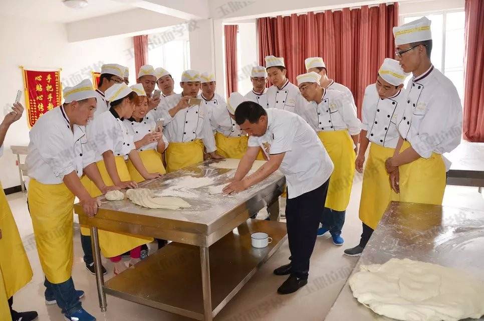 抻面学习培训班图片_高清图-甘肃玉鼎兰州牛肉拉面培训学校-搜了网