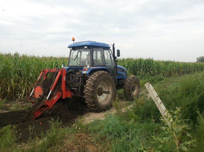 洪湖市推广稻田开沟机 助力再生稻增产增收