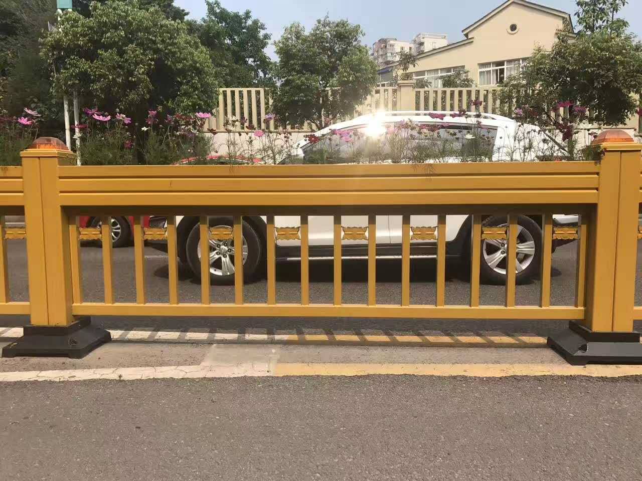 华禹艺术道路护栏锌钢交通栏杆组装式护栏厂家