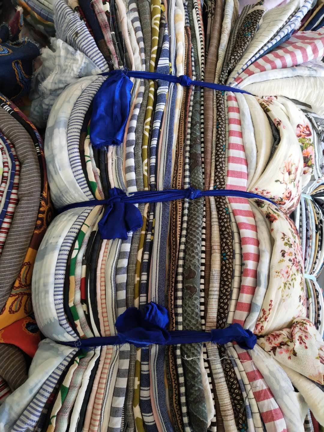 品牌尾单库存布料批发 各种麻料 条纹棉麻 摆堆卖布