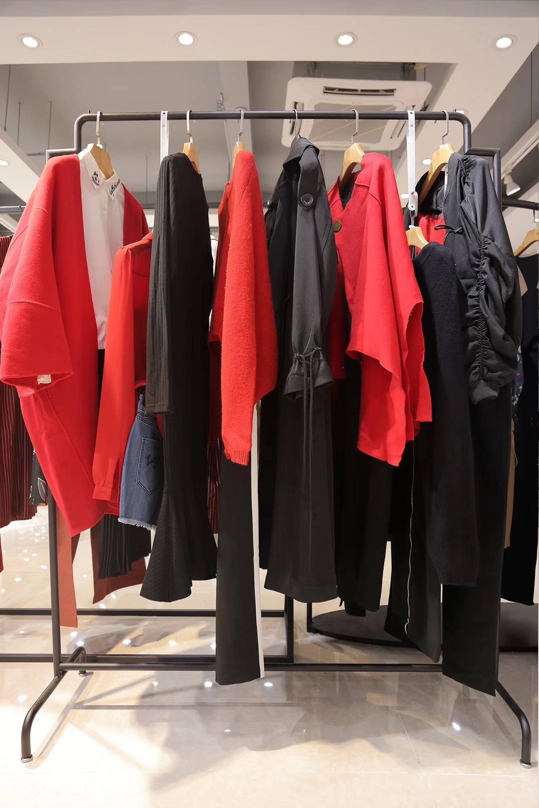 品牌女装库存尾货批发专柜正品珞炫18年秋装尾货哪有