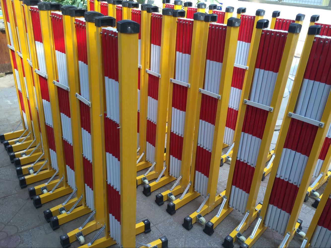 供应可折叠式伸缩护栏 玻璃钢安全围栏