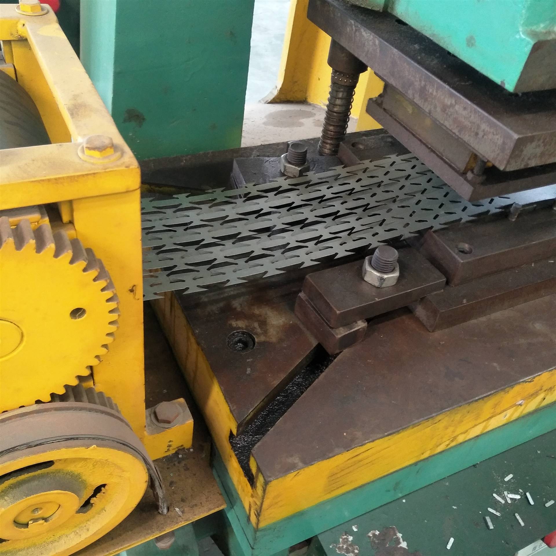 直线型刀片刺绳机 草原牧区防护网生产设备