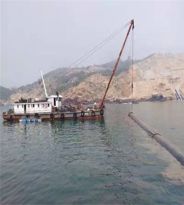 通过3条起重船设定6个吊点,起重船与扒杆吊点调整管