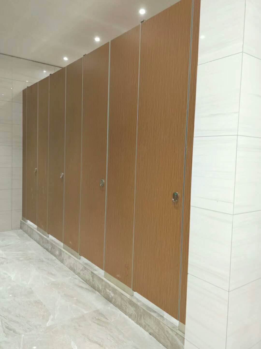 公共卫生间隔断门安装视频