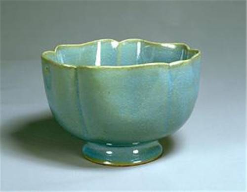 宋汝窑天青釉碗上门收购前期收不收钱