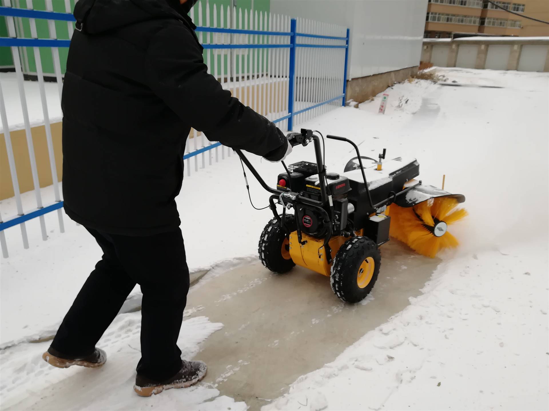 fh-65100遼寧地區用手扶式掃雪機批發