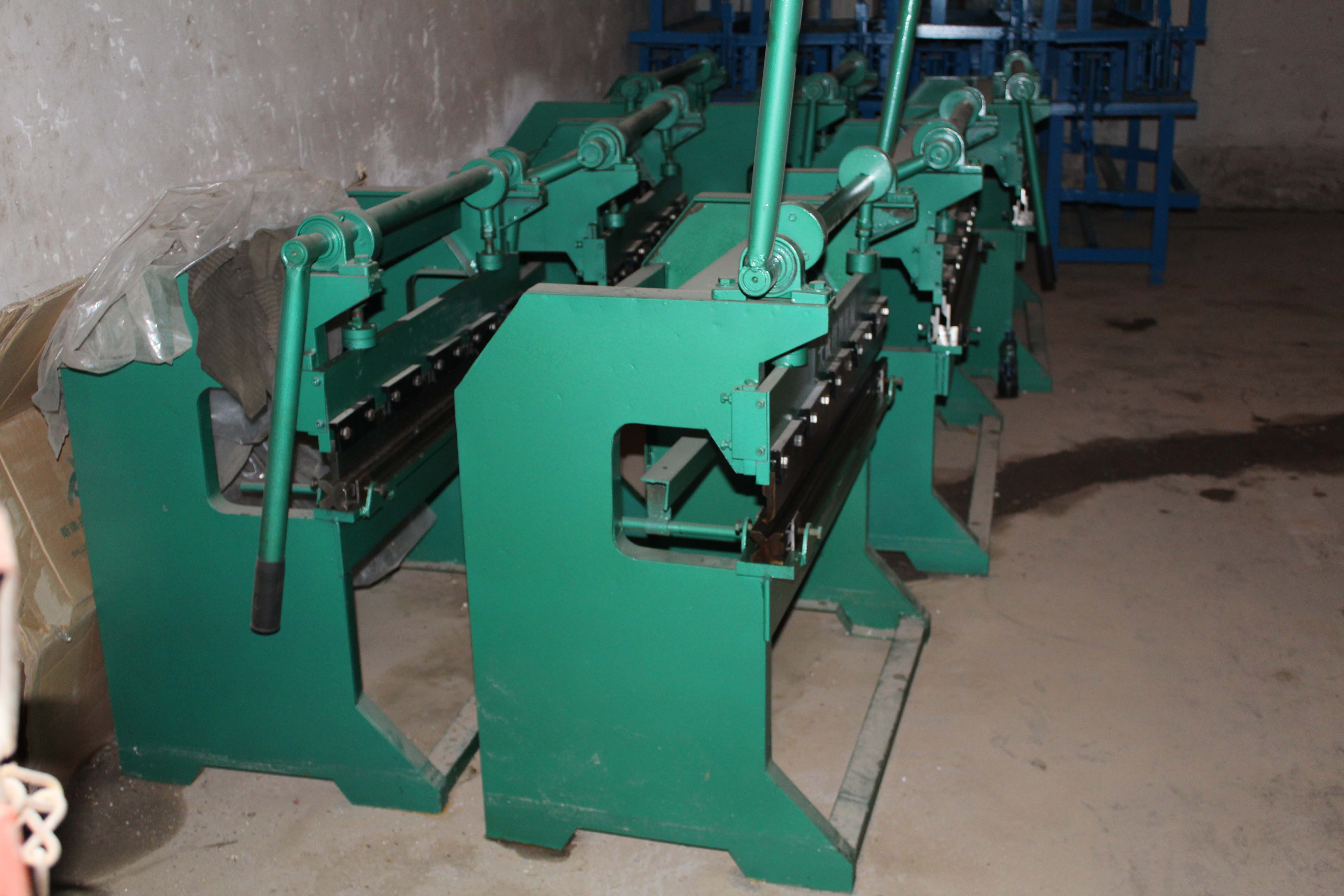 首页 机床 锻压机床 折弯机 >小型折弯机 2米白铁皮薄板专用  手动