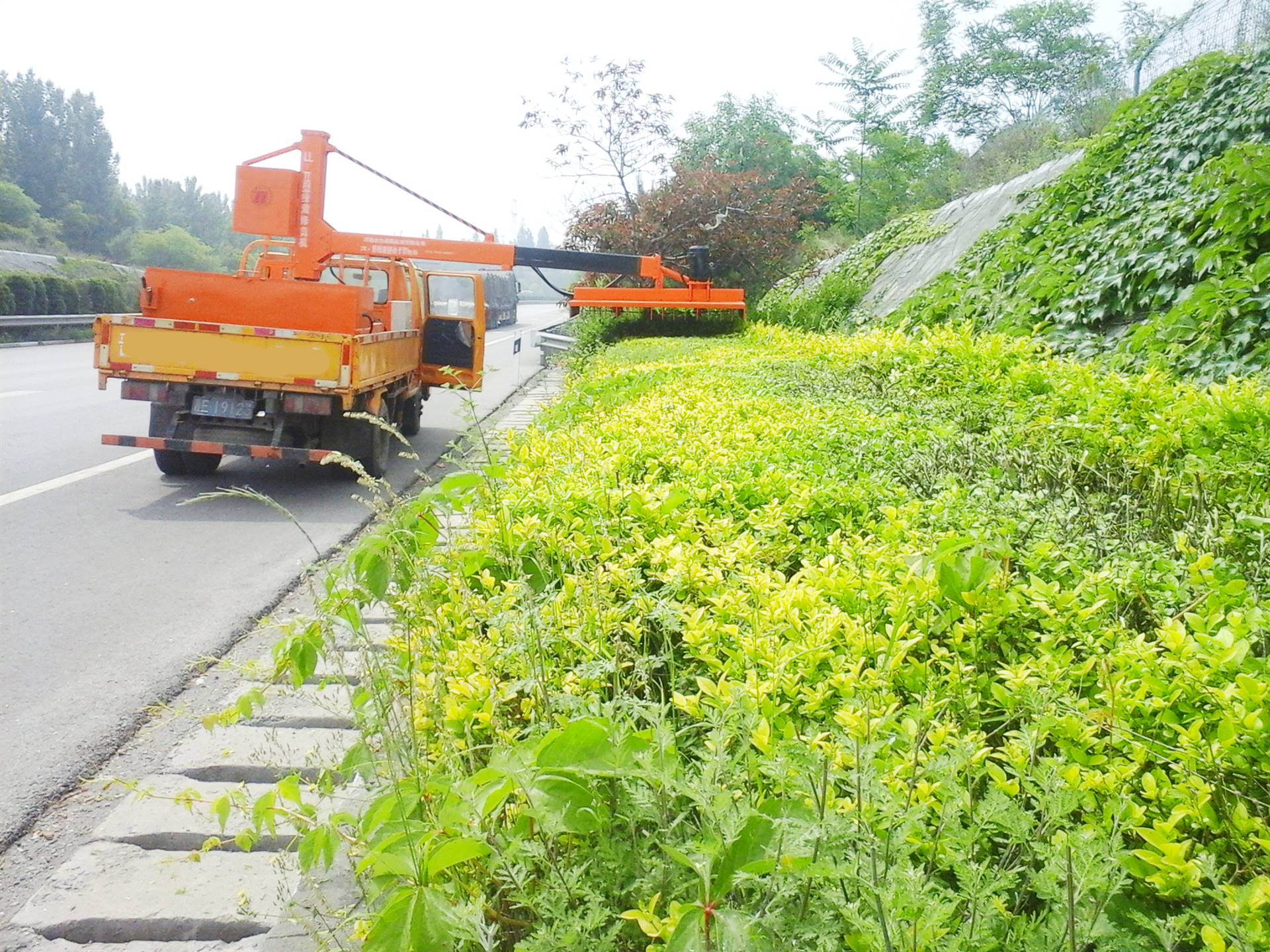 該設備是一種多功能市政園林綠化修剪及高速公路中間綠籬和邊坡養護