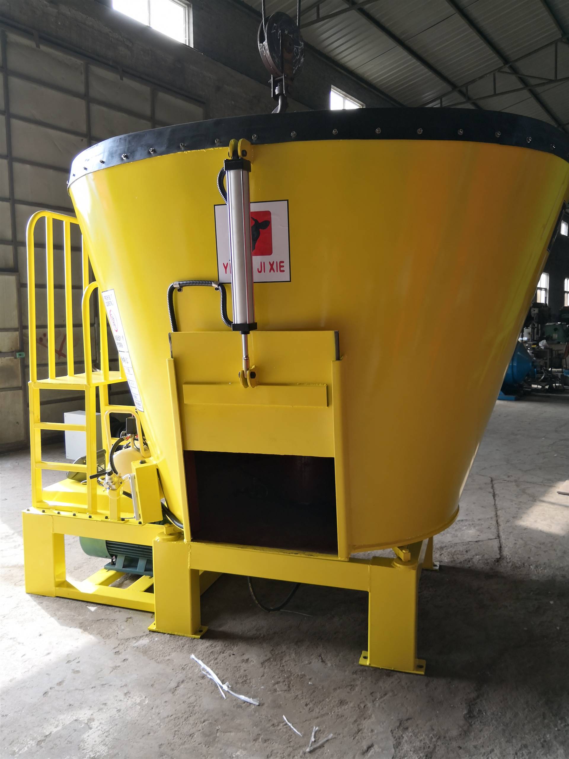 牛羊新型tmr饲料搅拌机