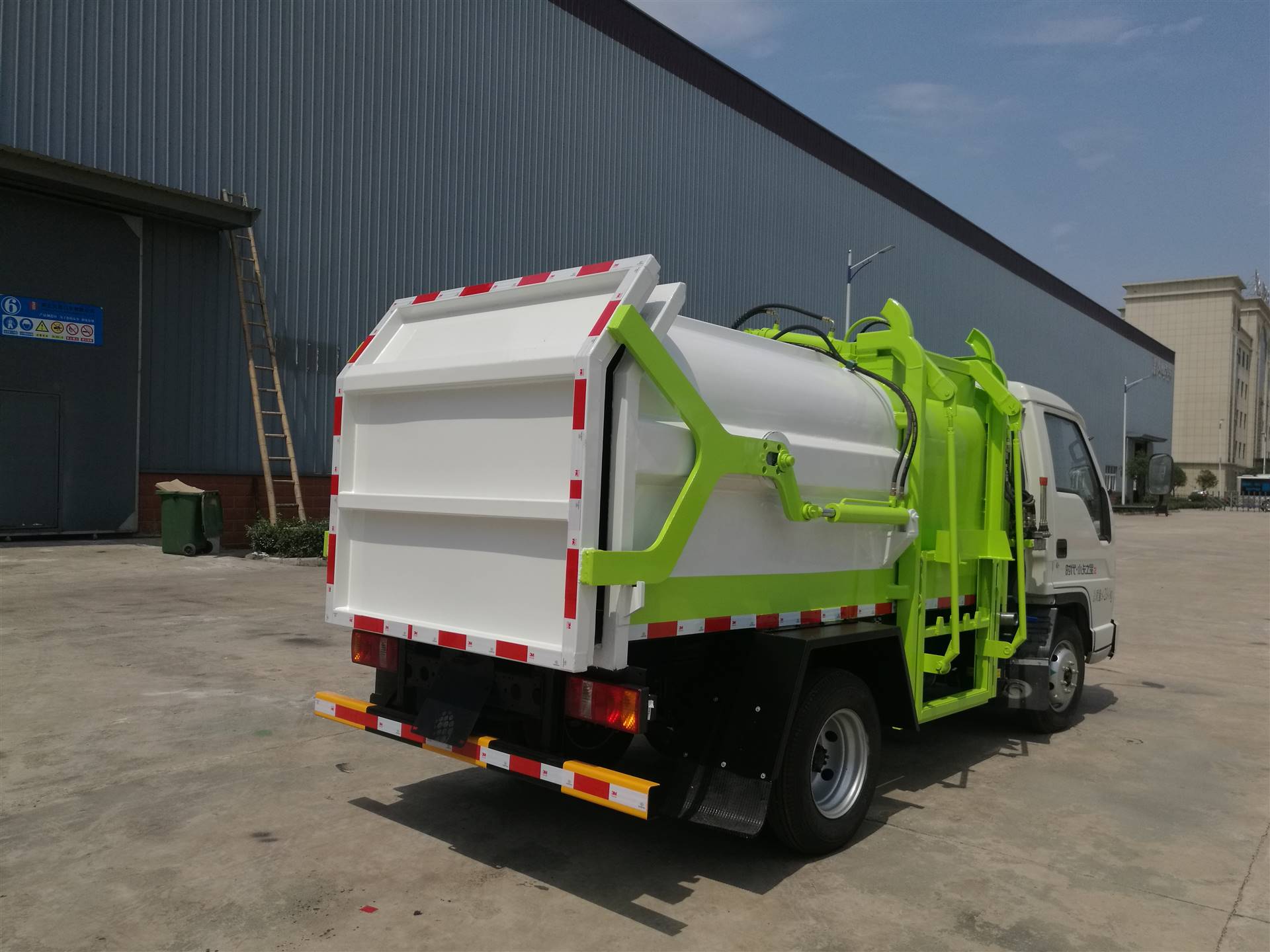 福田蓝牌4方压缩式挂桶垃圾车小区乡村街道专用车辆