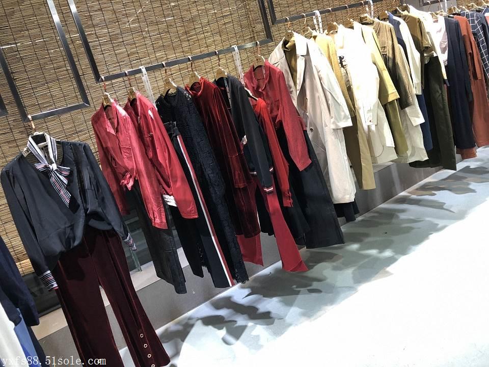 文艺棉麻风格的品牌女装折扣店铺该怎么陈列