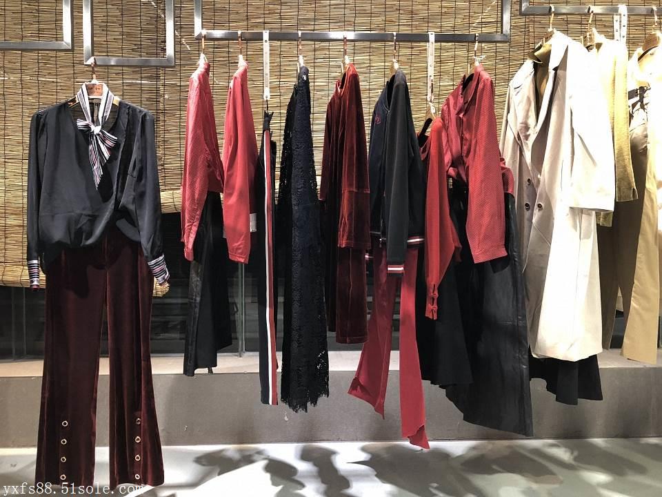 文艺棉麻风格的品牌女装折扣店铺该怎么陈列