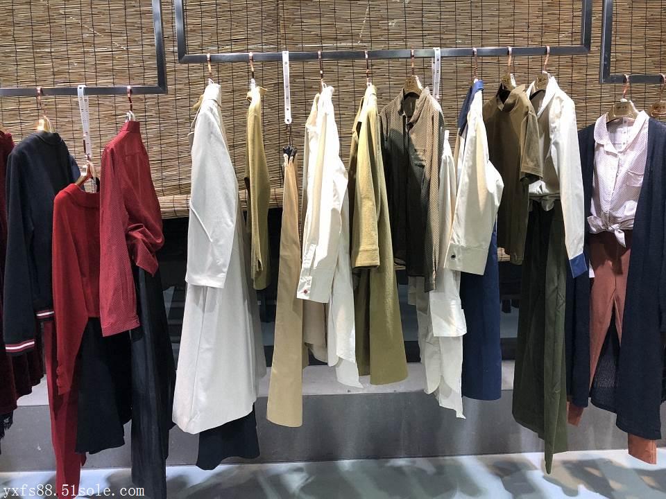 文艺棉麻风格的品牌女装折扣店铺该怎么陈列