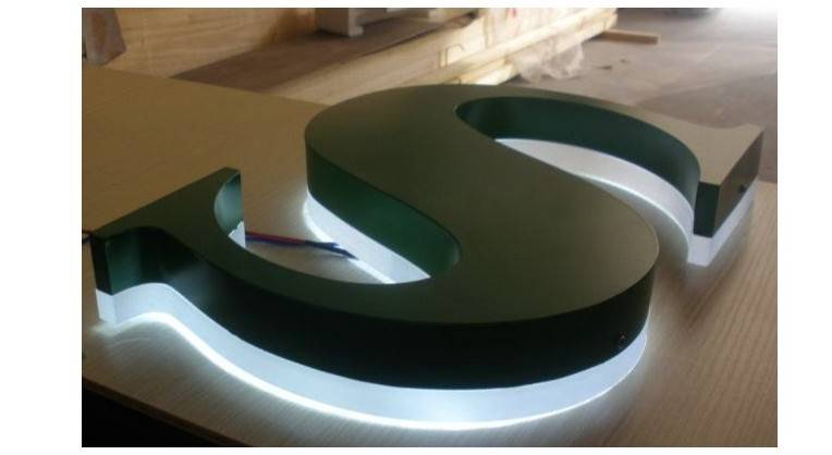 水晶背打光字字壳采用激光切割与激光焊接成型,其表面喷涂一层黑色