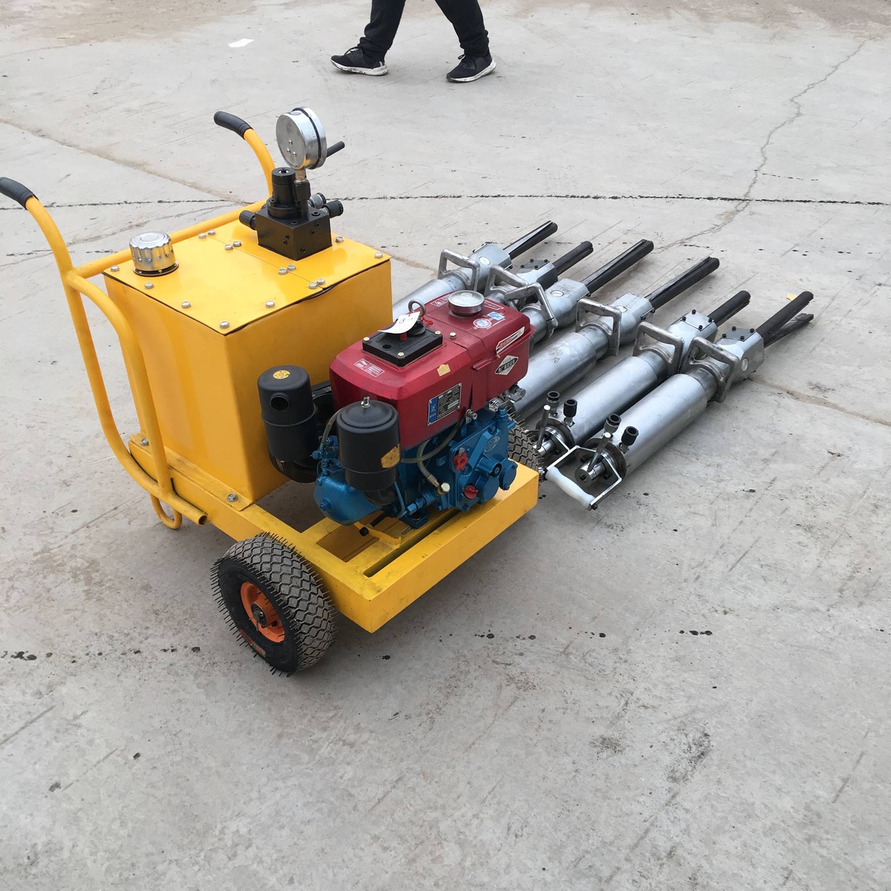 内蒙古采石场岩石分裂机 小型液压劈裂机使用年限多长