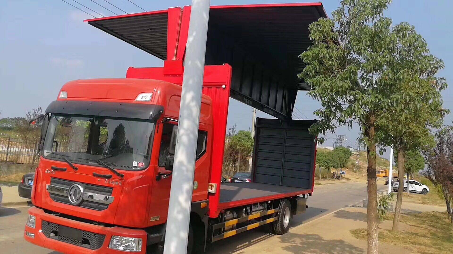 新款东风7米6飞翼车厂家我是厂家