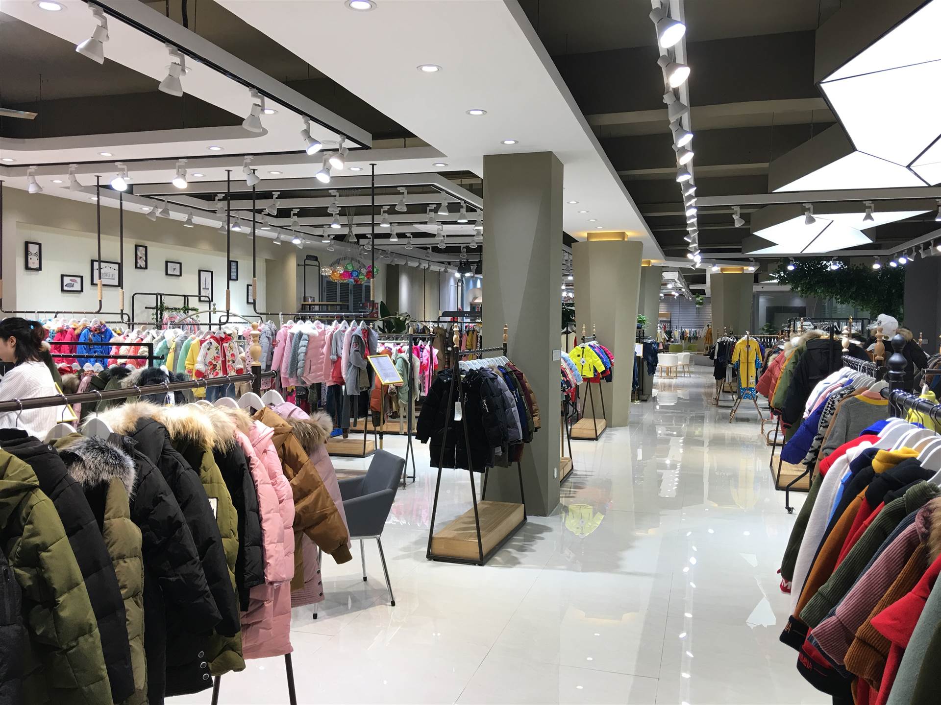 家庭在童装上以普通家庭消费为主要导向,所以中档童装是中国童装市场