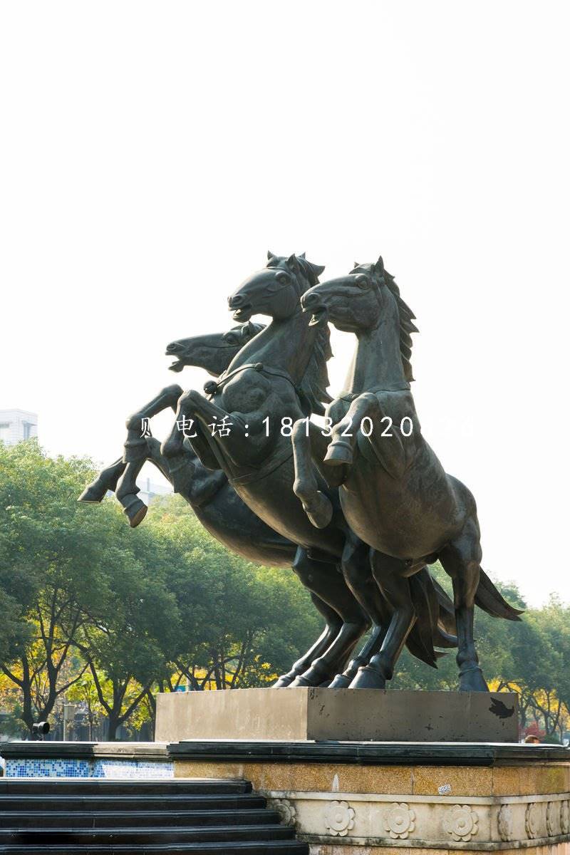 奔腾的铜马广场景观雕塑