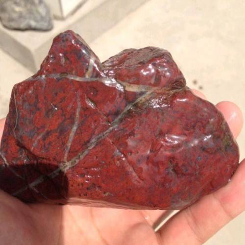 鸡血玉原石快速成交价格