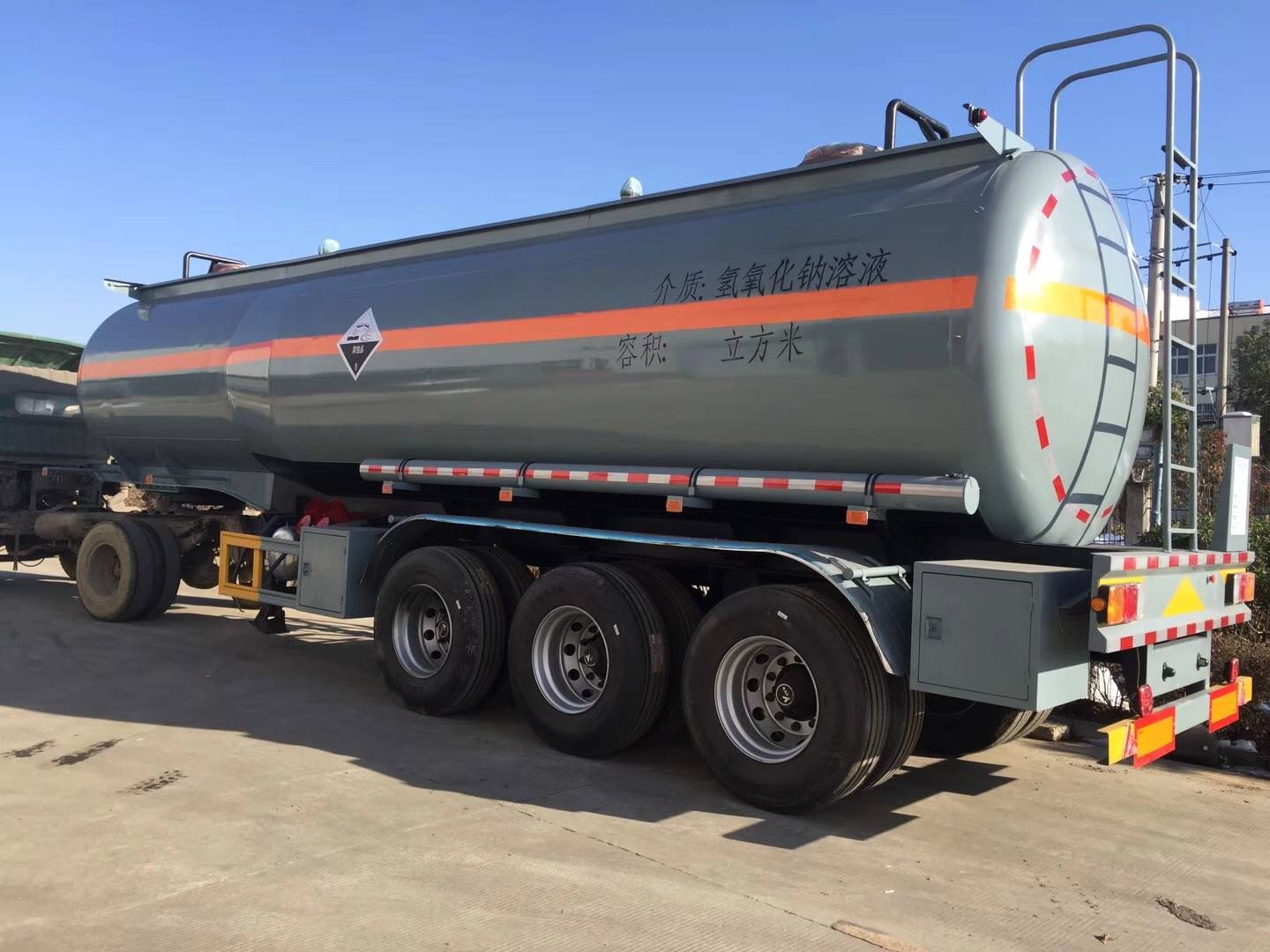 硫酸运输车电瓶护理的注意事项