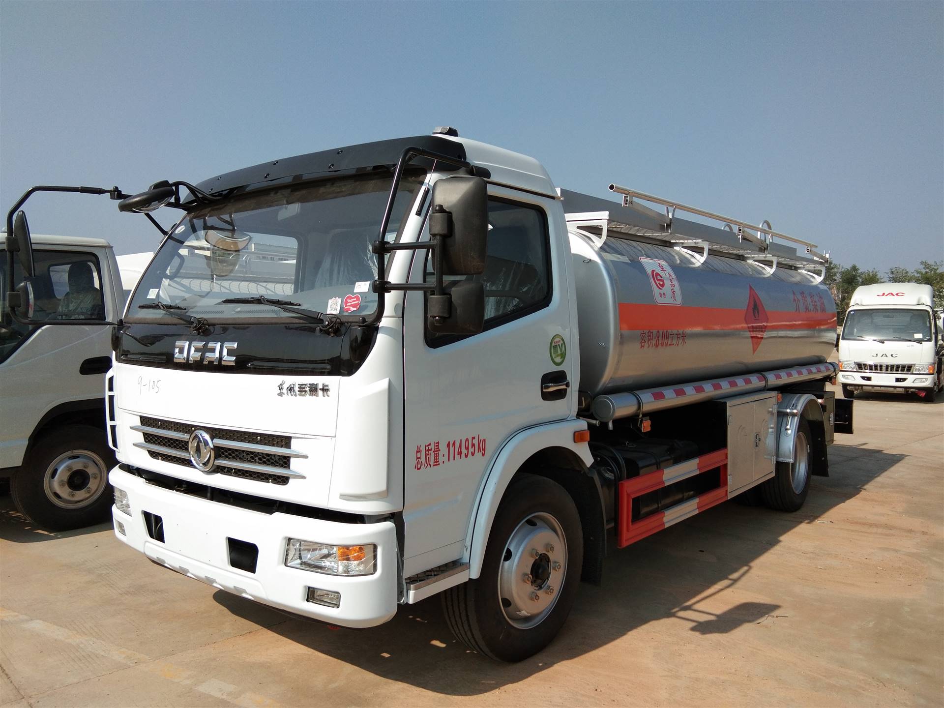 东风多利卡8吨油罐车包上户可分期