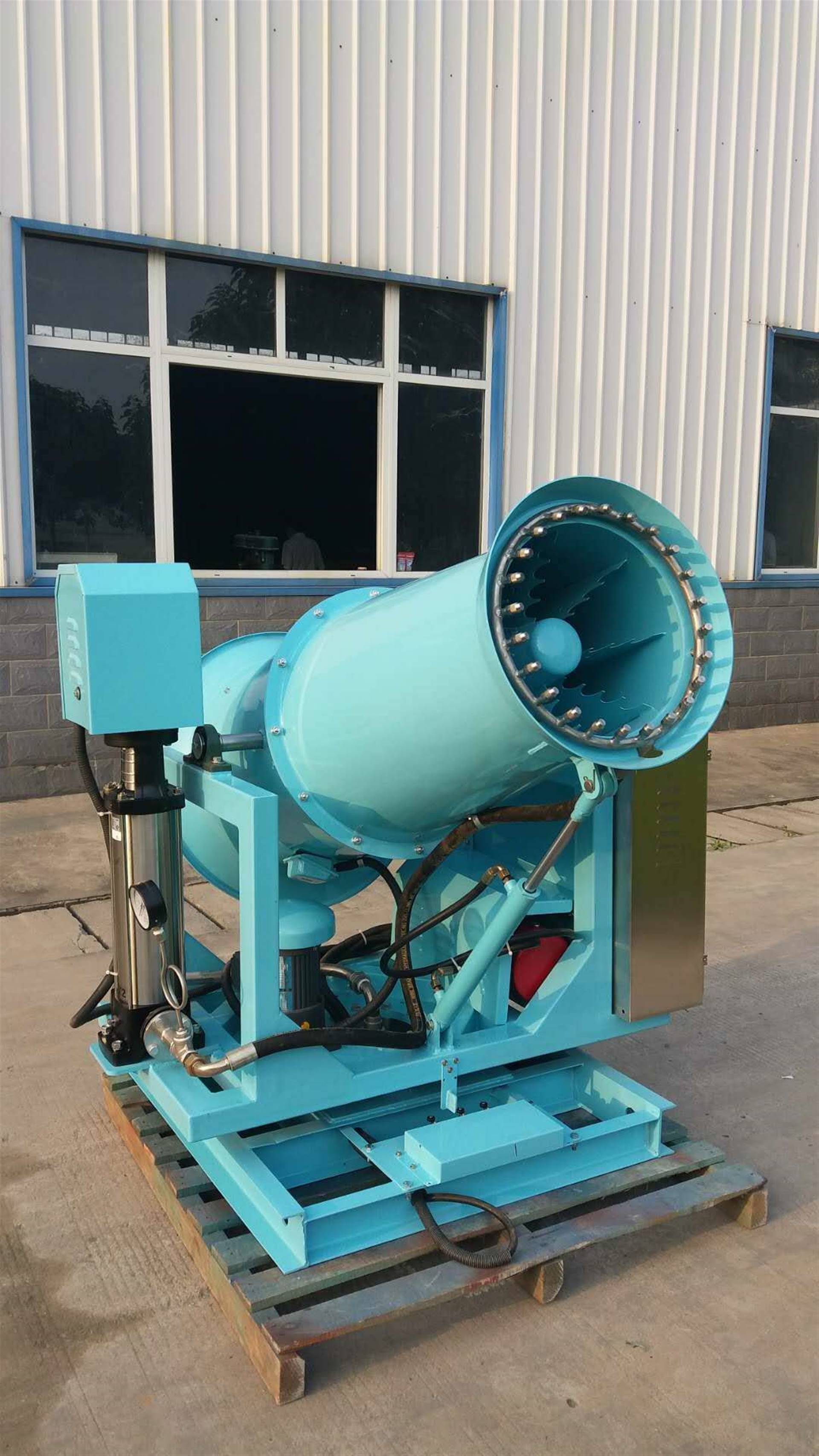 工地降尘雾炮机随着城镇化的加速,高楼大厦拔地而起,随处可见的施工