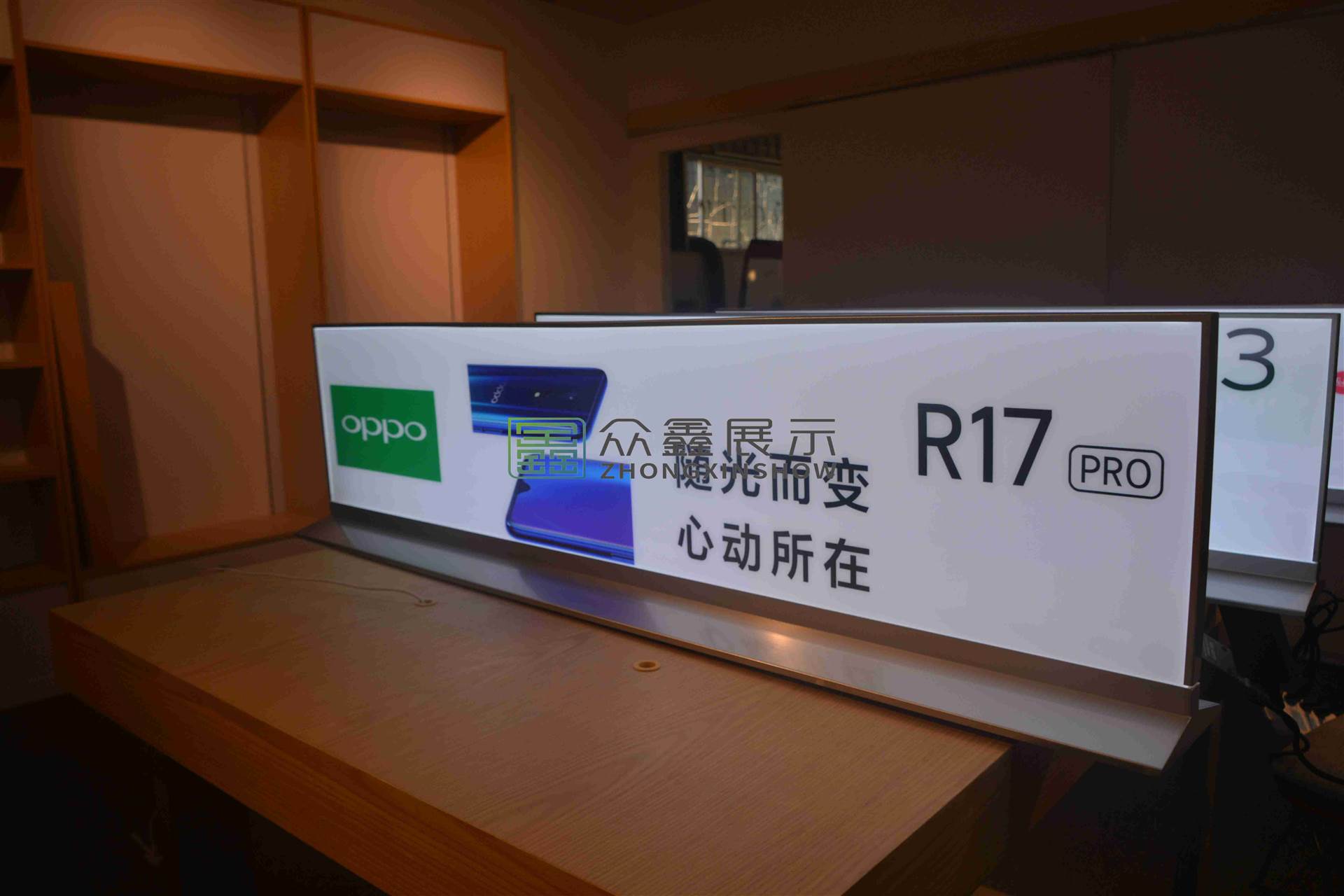 首页 产品中心   双面发光立牌(台面小灯箱),采用铝合金边框电泳漆