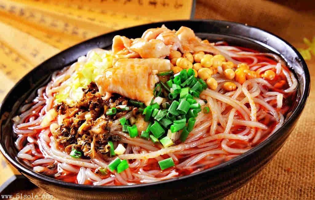 肥肠粉是四川省成都市众多汉族传统名小吃中较有特色的品种之一,其