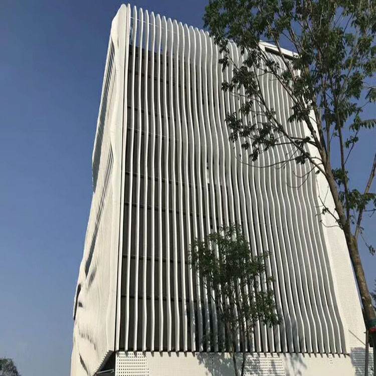 酒店外墙装饰 白色弧形铝方通 白色弧形铝格栅 造型铝幕墙