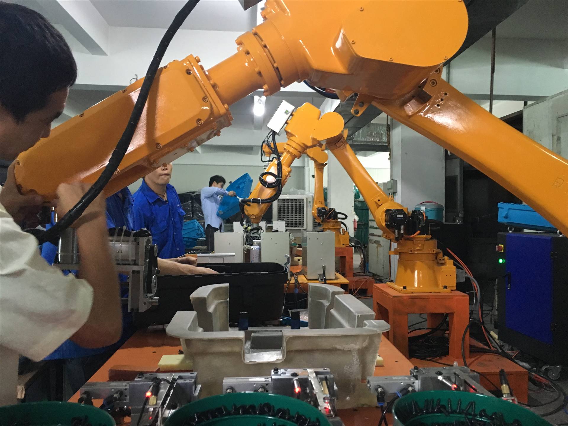 锁螺丝工艺繁杂难做怎么办,广东打螺丝机器人已解决问题