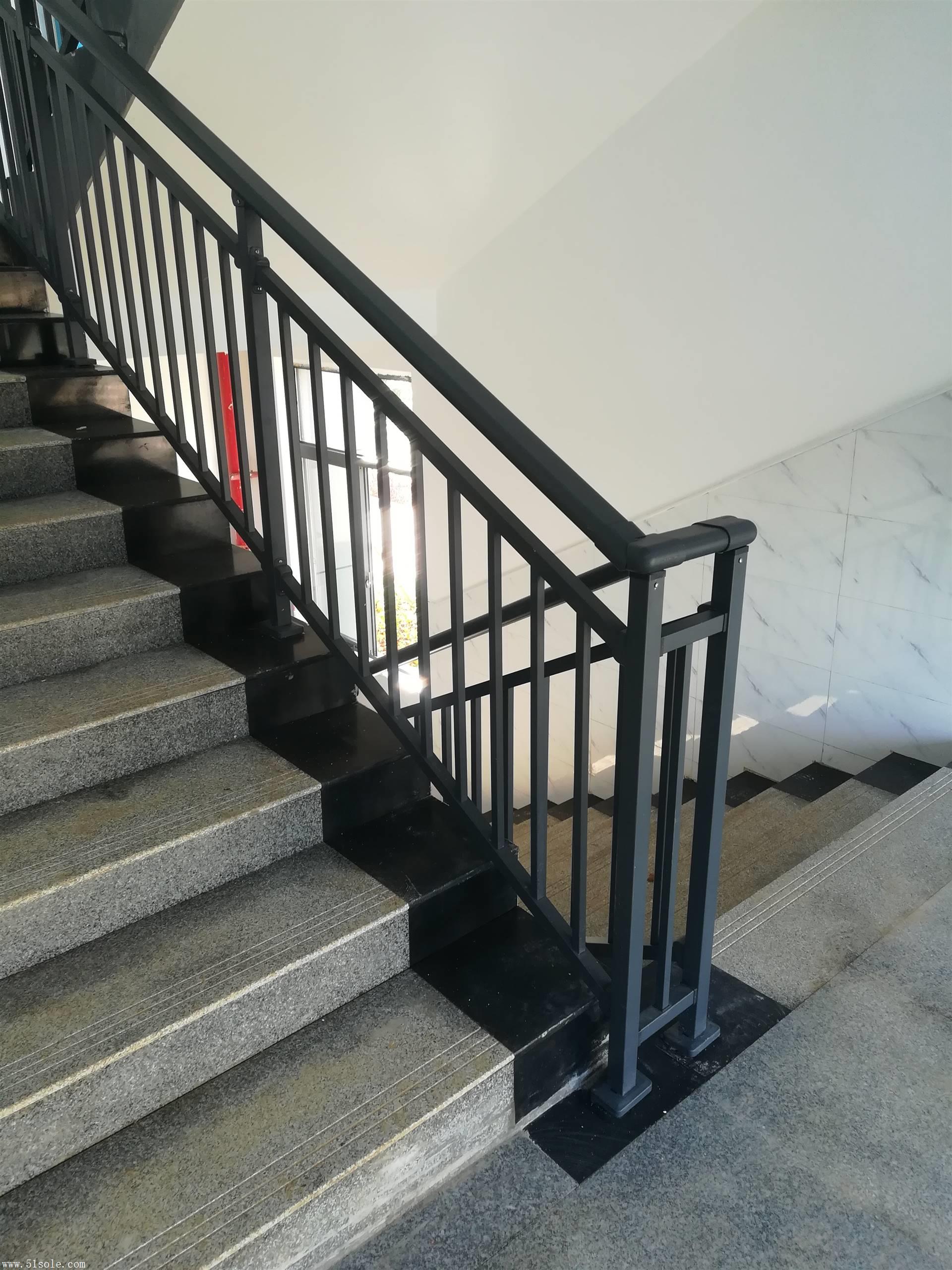 厂家大量供应楼梯护手及配件安装