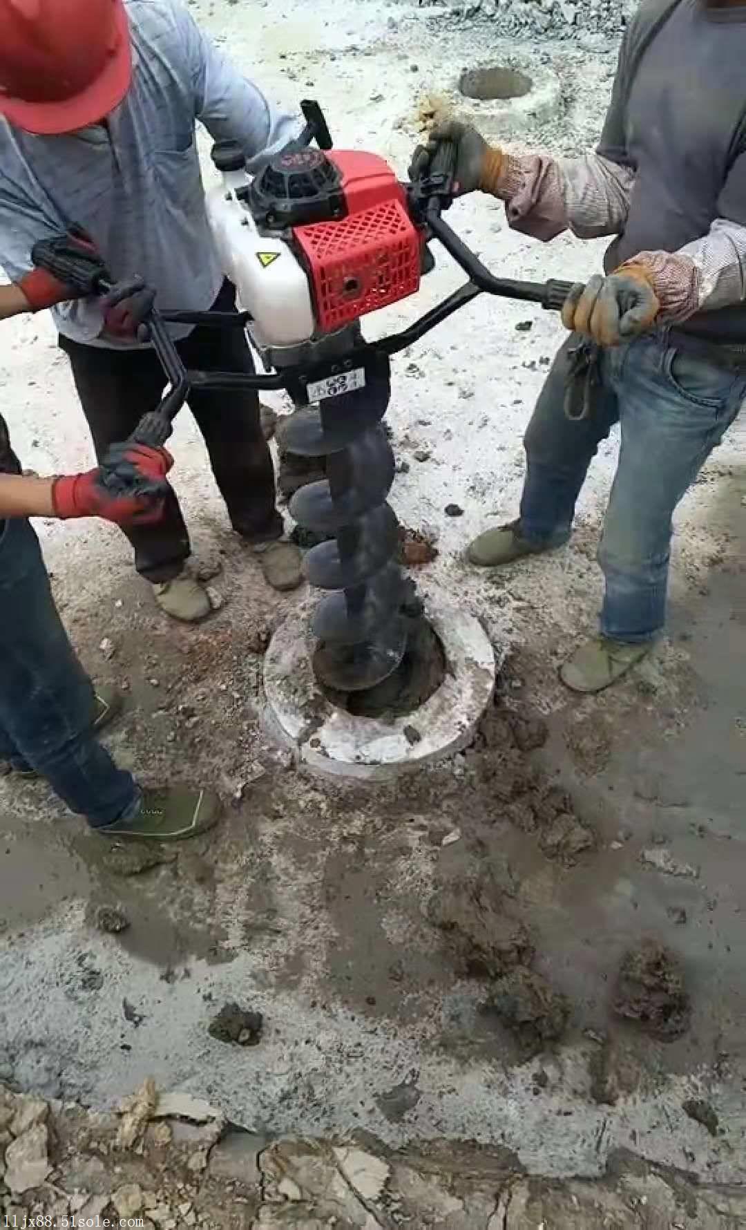 大鞏義市雷力機械專業生產銷售鑽土挖坑機,又名土地鑽孔機,螺旋鑽眼機