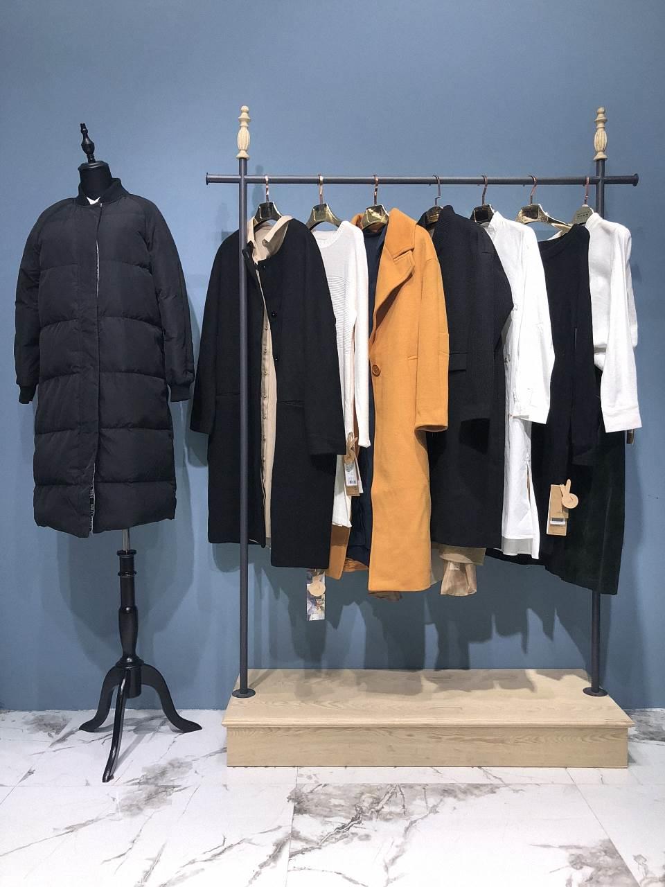 品牌折扣女装店服装陈列的色彩更重要!