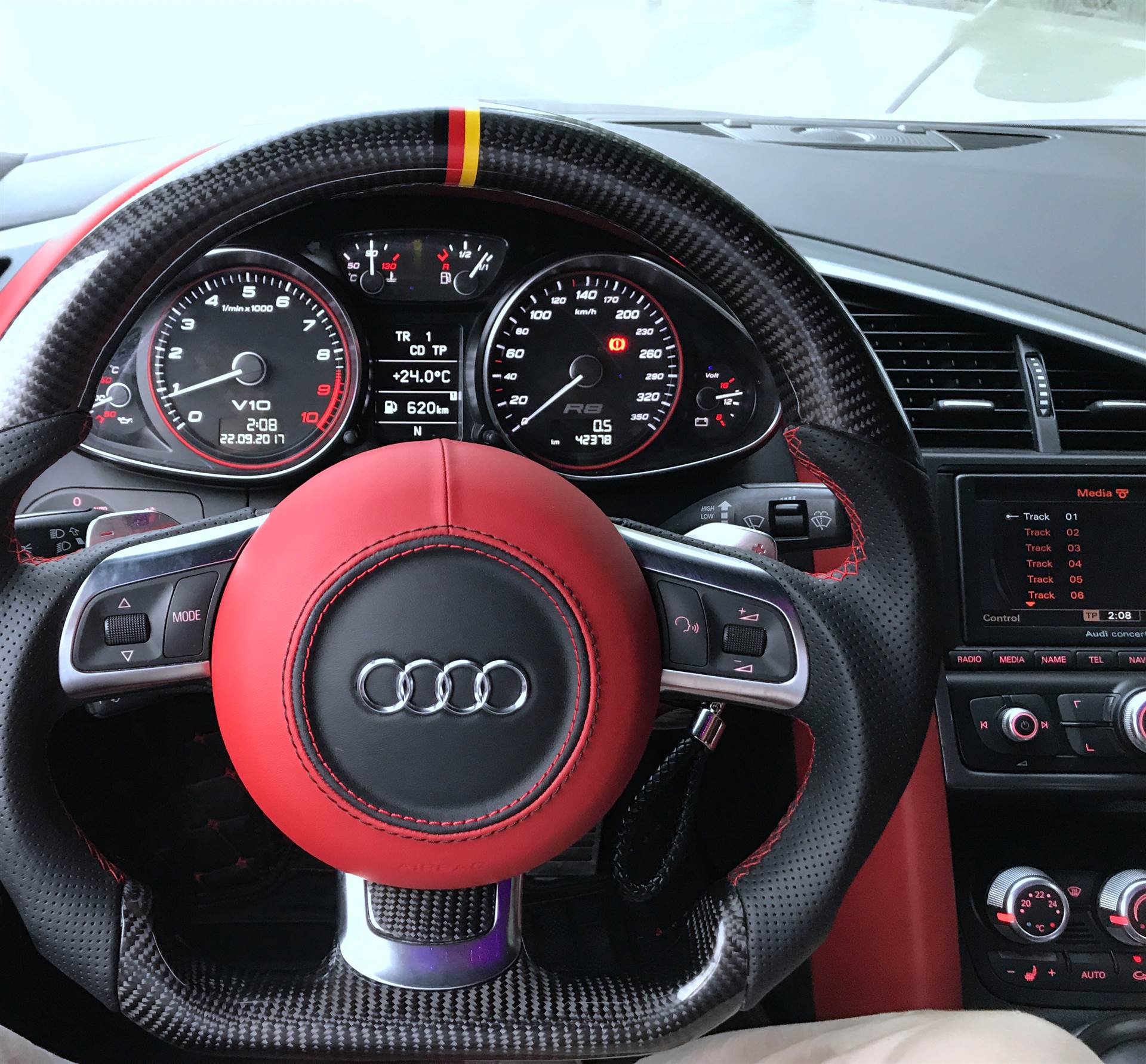 奥迪rs8内饰黑红搭配真皮包覆翻新多少钱