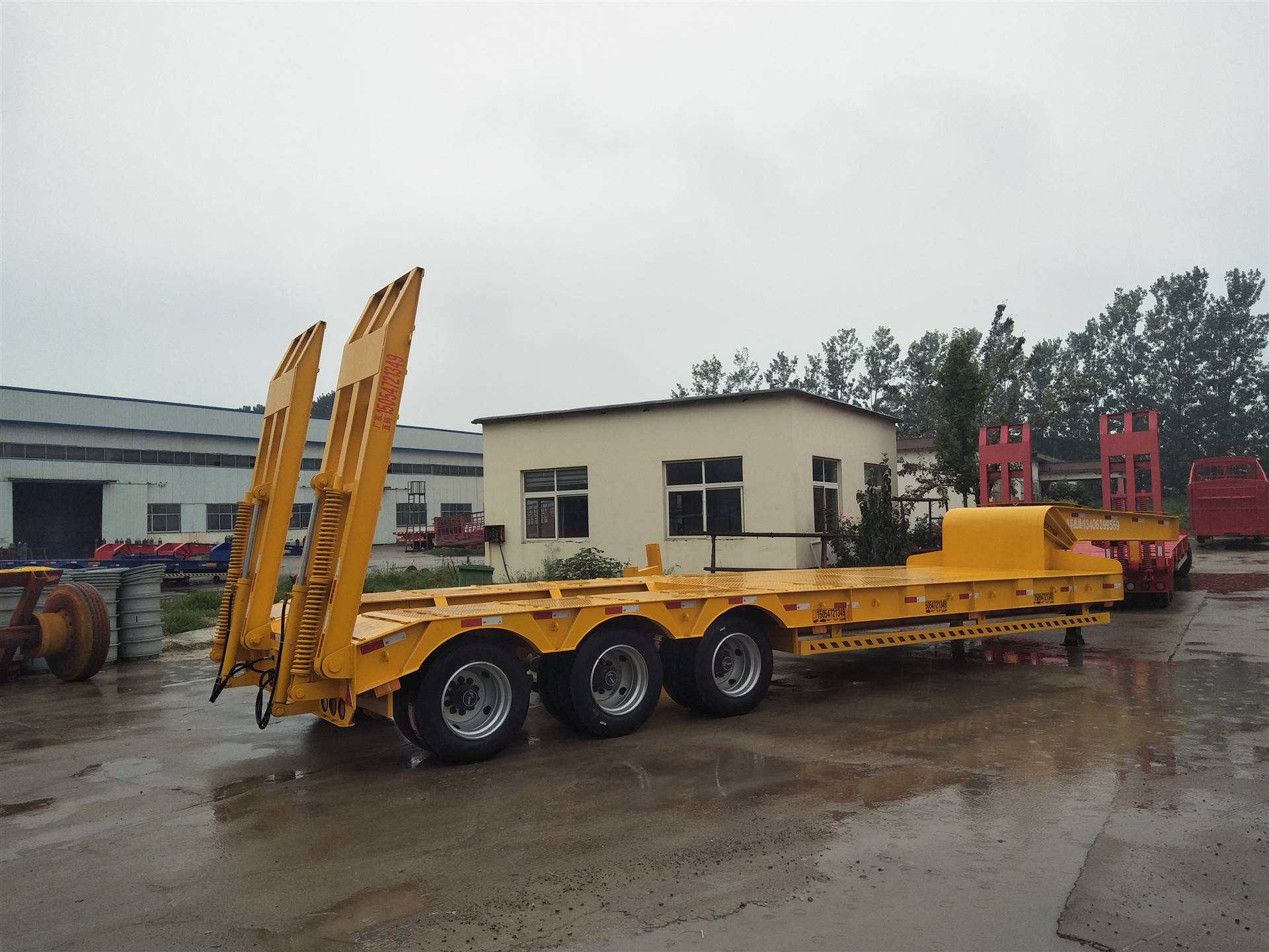 液压爬梯板车和普通爬梯板车的区别