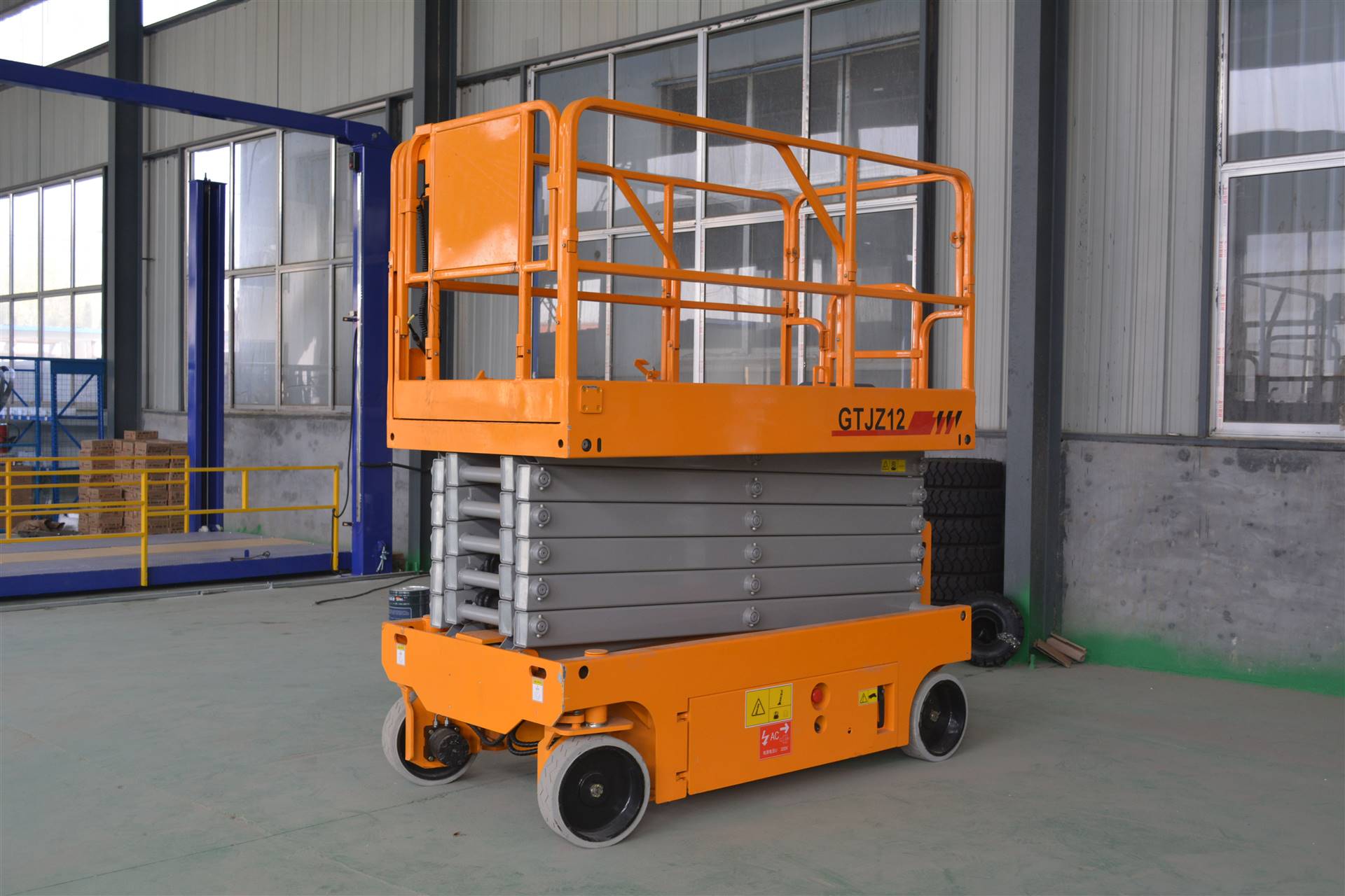 自行式升降机济南华工热销优惠图片_高清图-移动式升降机|济南华工