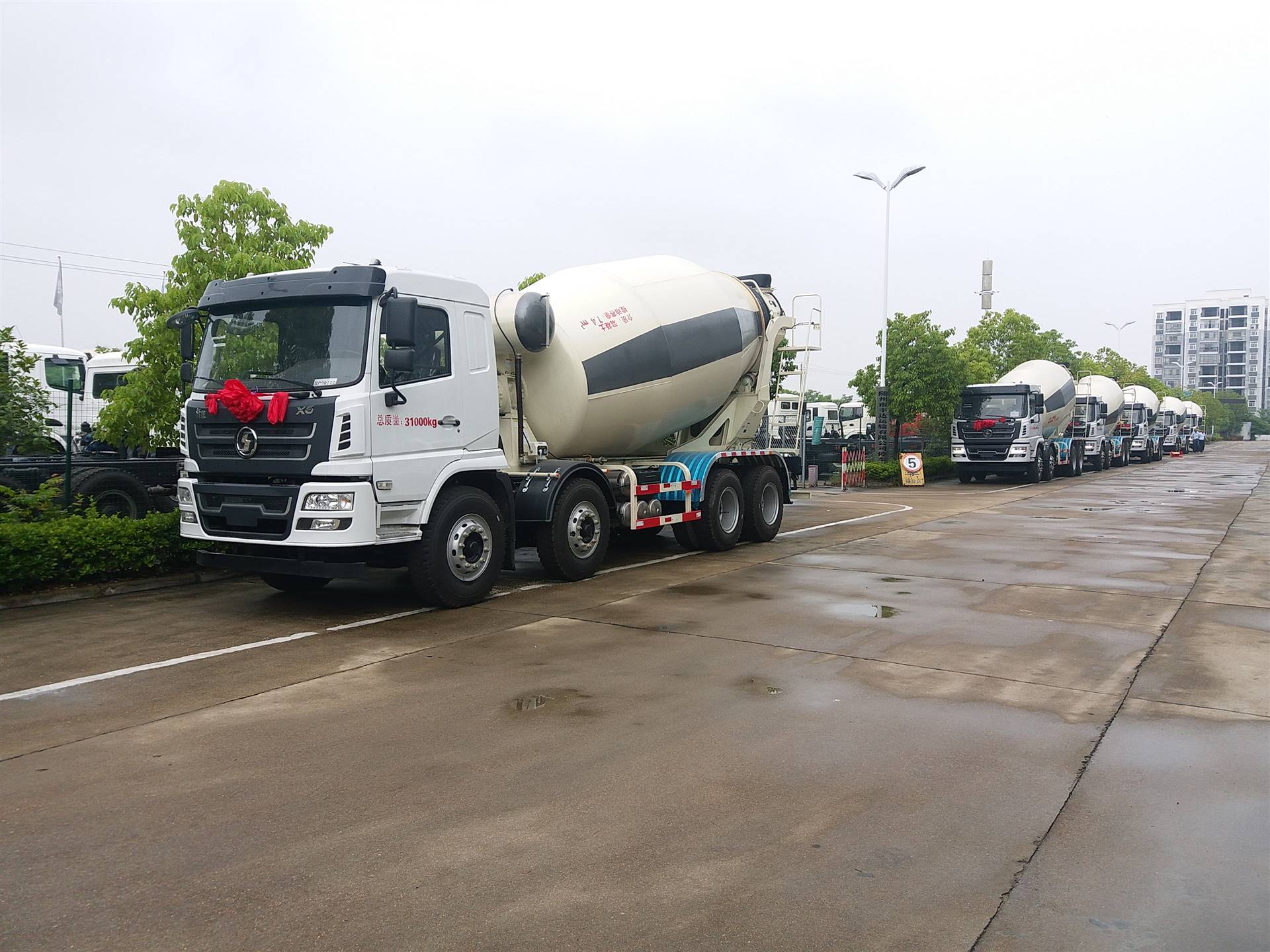 轩德四桥轻量化混凝土搅拌车 符合法规版