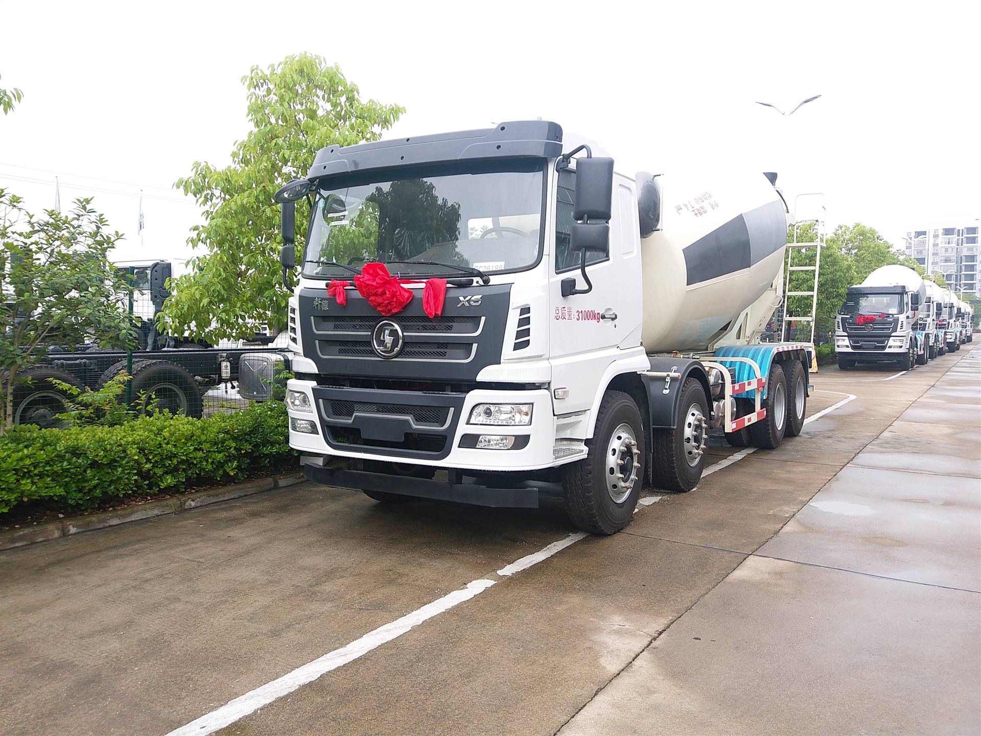 轩德四桥轻量化混凝土搅拌车 符合法规版