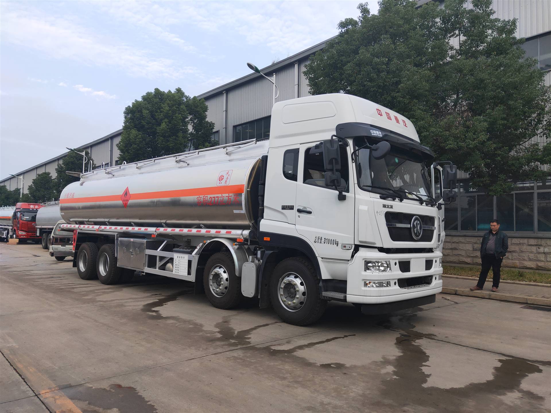 斯太尔前四后八25吨运油车报价