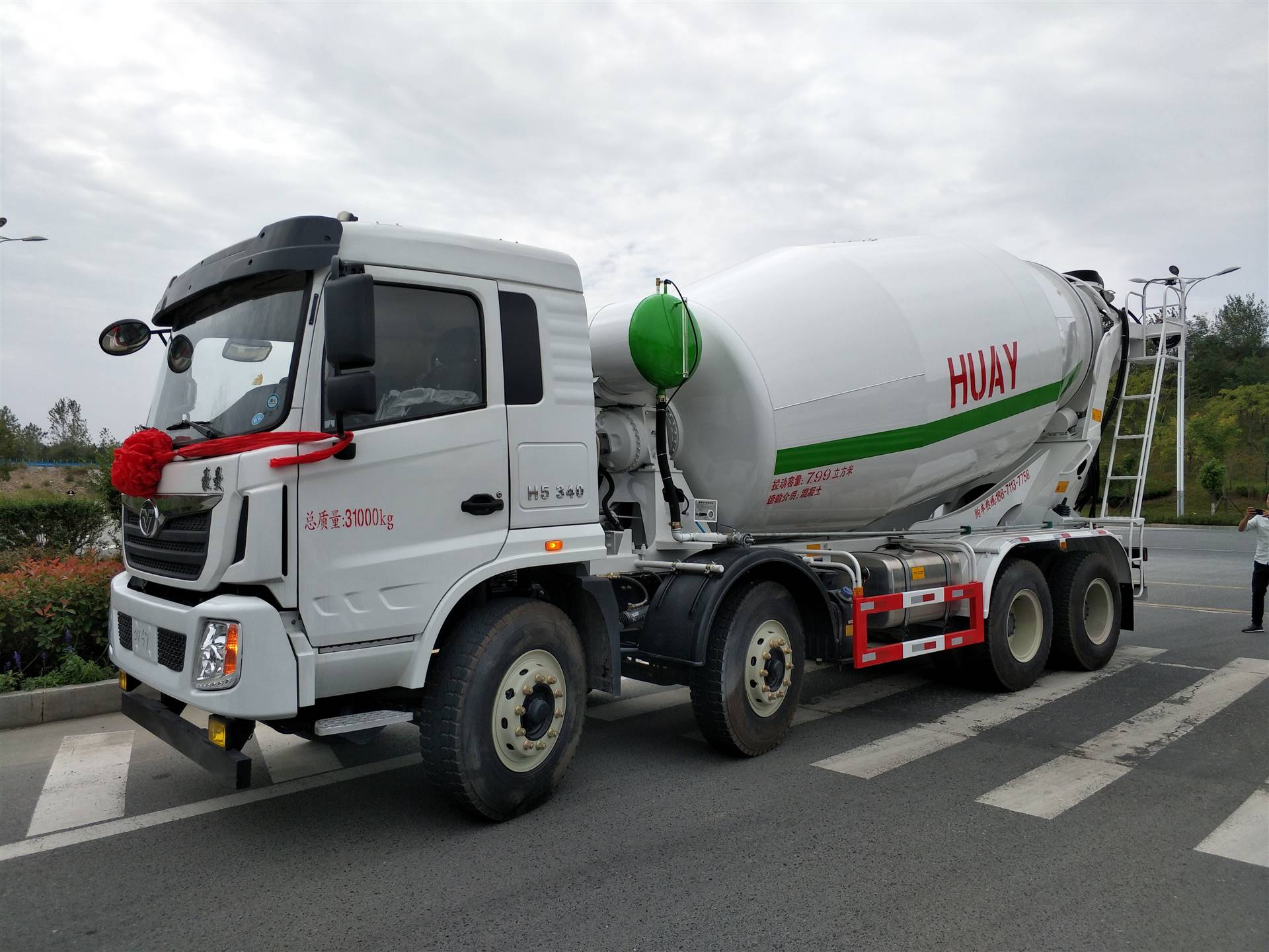 重汽豪曼轻量化12方搅拌车配置图片