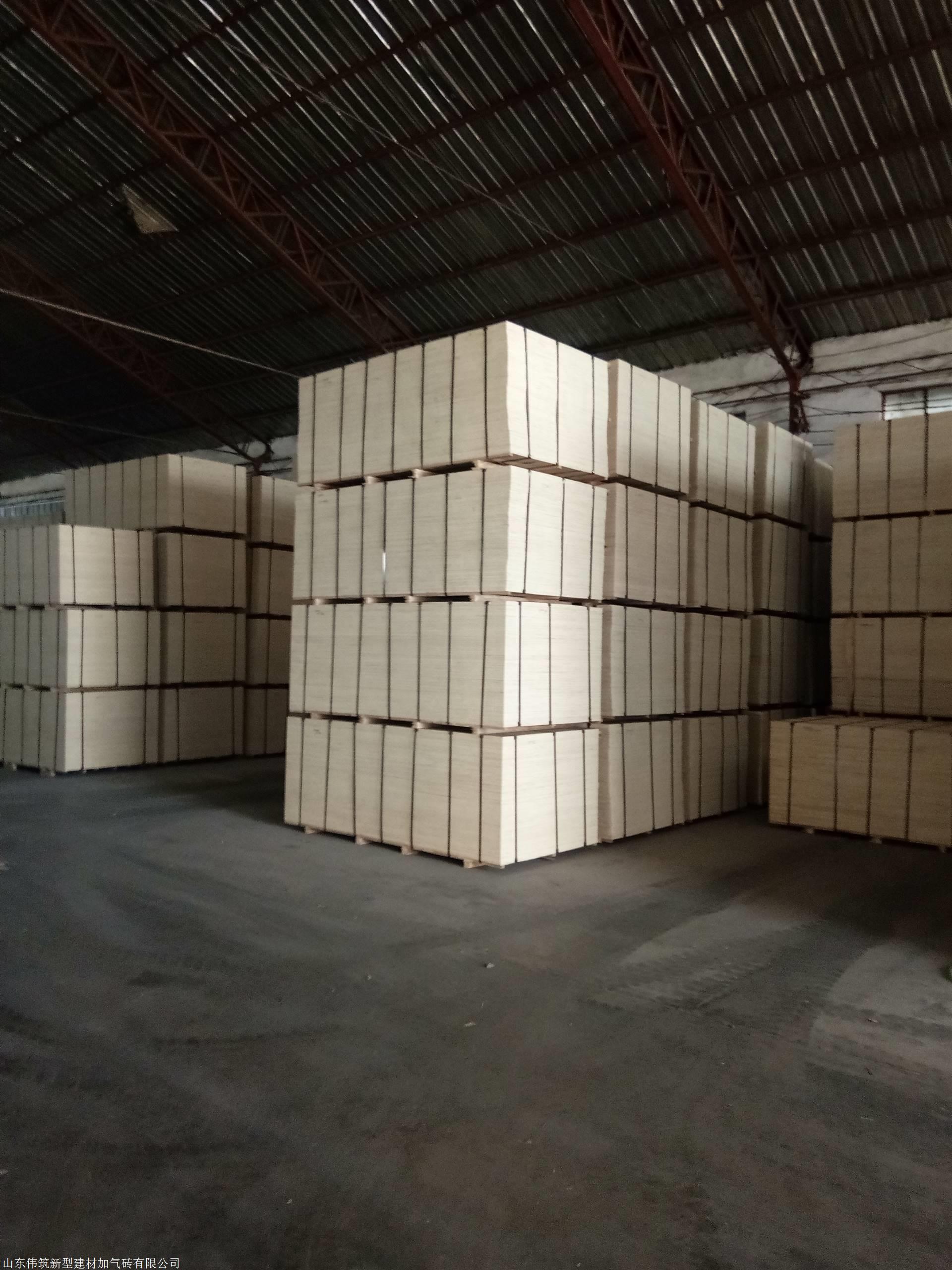 （二）二级资质：1.注册资本人民币300万元以上；2.物业管理专业人员以及工程、管理、经济等相关专业类的专职管理和技术人员不少于20人