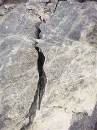 石头膨胀剂 福建力强岩石破碎剂 静态破石头 破混凝土