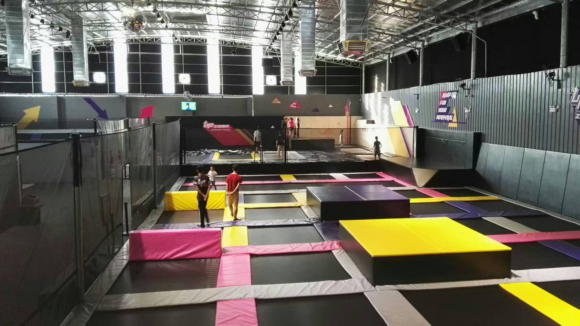 新款网红室内外弹性蹦床厂家直销