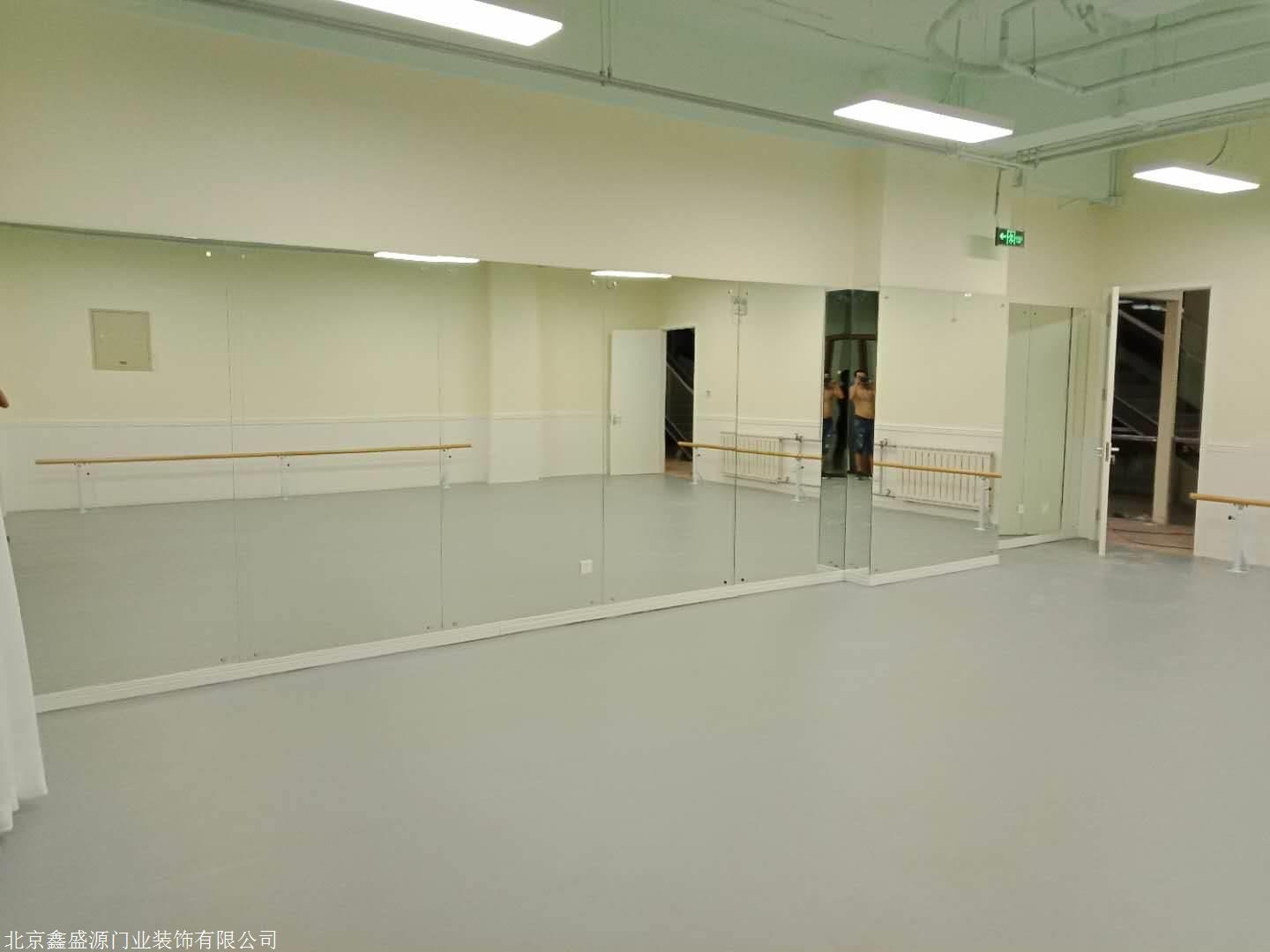舞蹈室的镜子