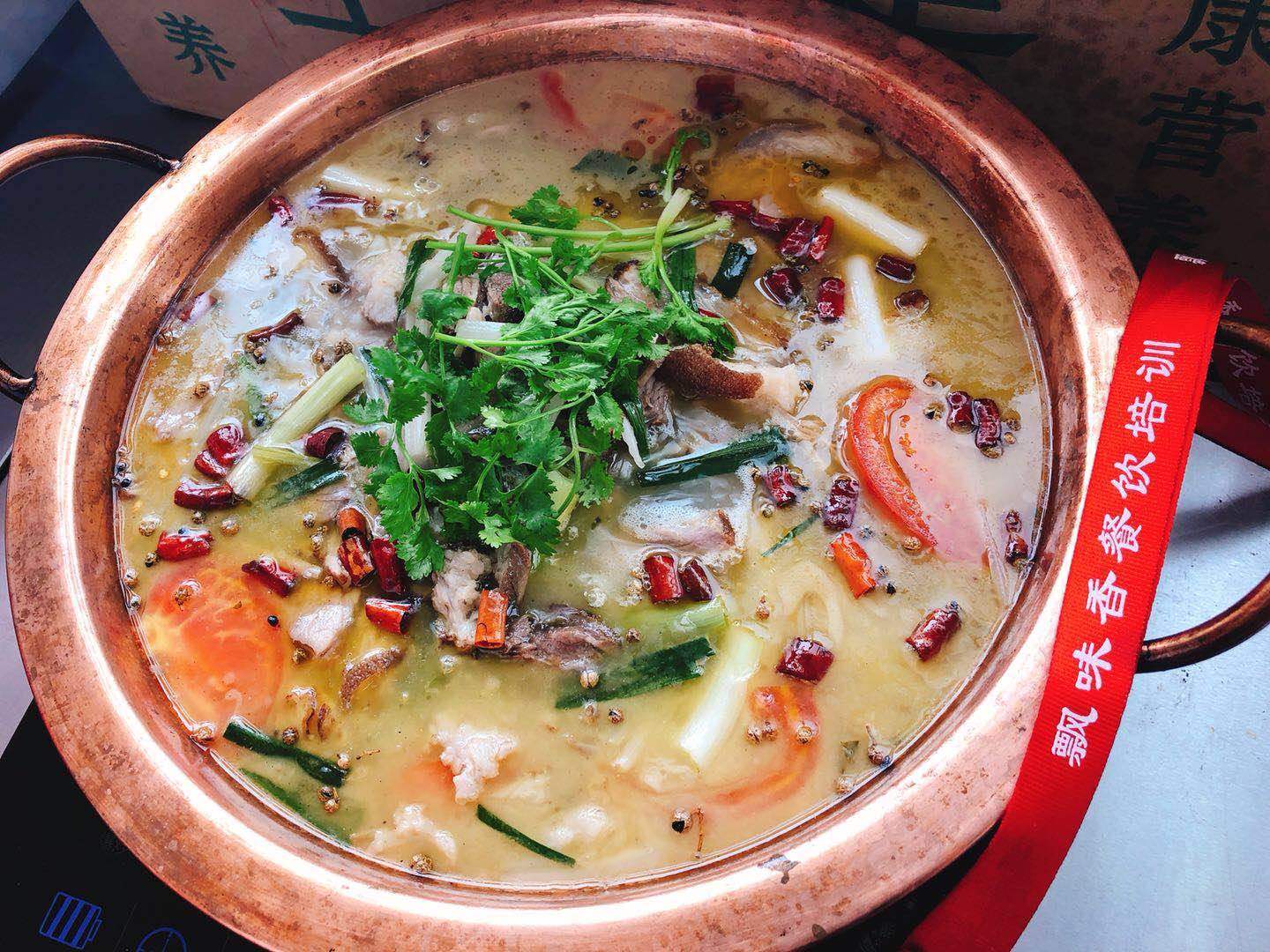 富源酸菜猪脚火锅做法