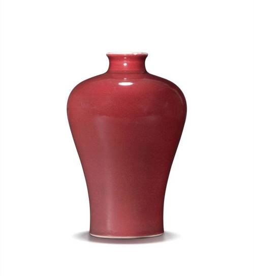 目前清雍正红釉梅瓶市场价 格是多少